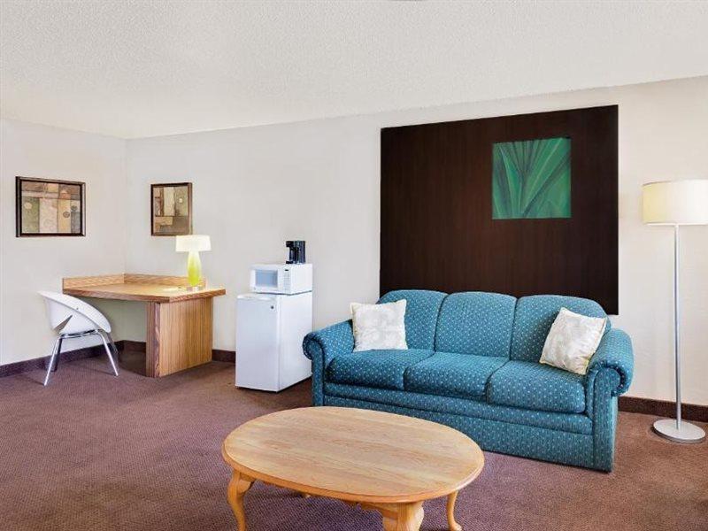 Super 8 By Wyndham Newburgh/West Point Stewart Intl Airport Motel Екстериор снимка