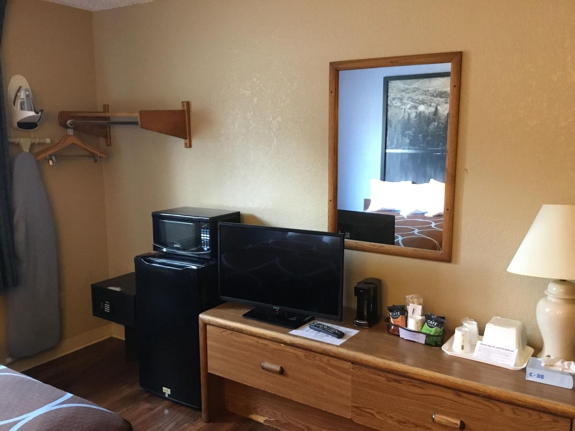 Super 8 By Wyndham Newburgh/West Point Stewart Intl Airport Motel Екстериор снимка