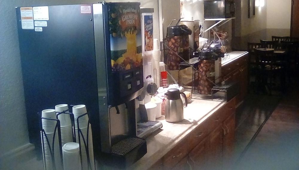 Super 8 By Wyndham Newburgh/West Point Stewart Intl Airport Motel Екстериор снимка
