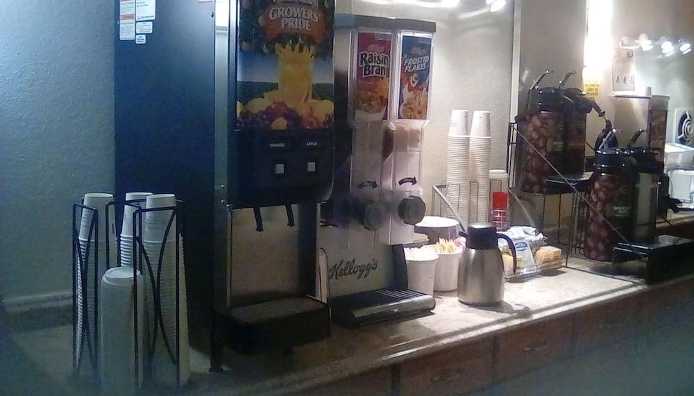 Super 8 By Wyndham Newburgh/West Point Stewart Intl Airport Motel Екстериор снимка