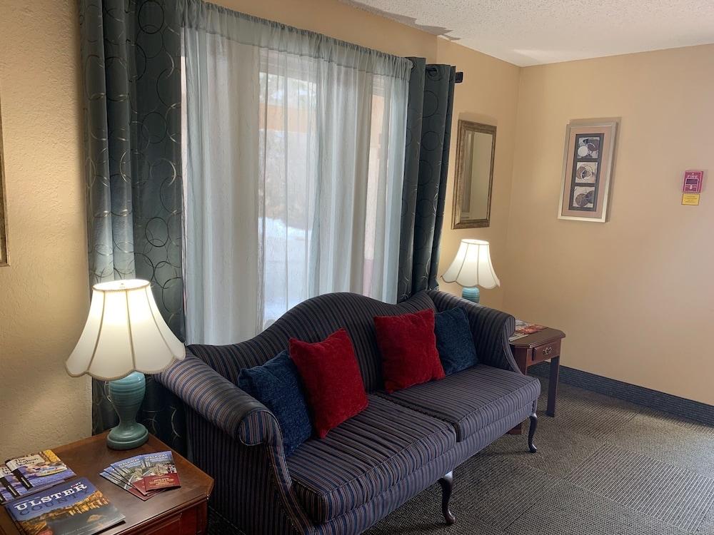 Super 8 By Wyndham Newburgh/West Point Stewart Intl Airport Motel Екстериор снимка