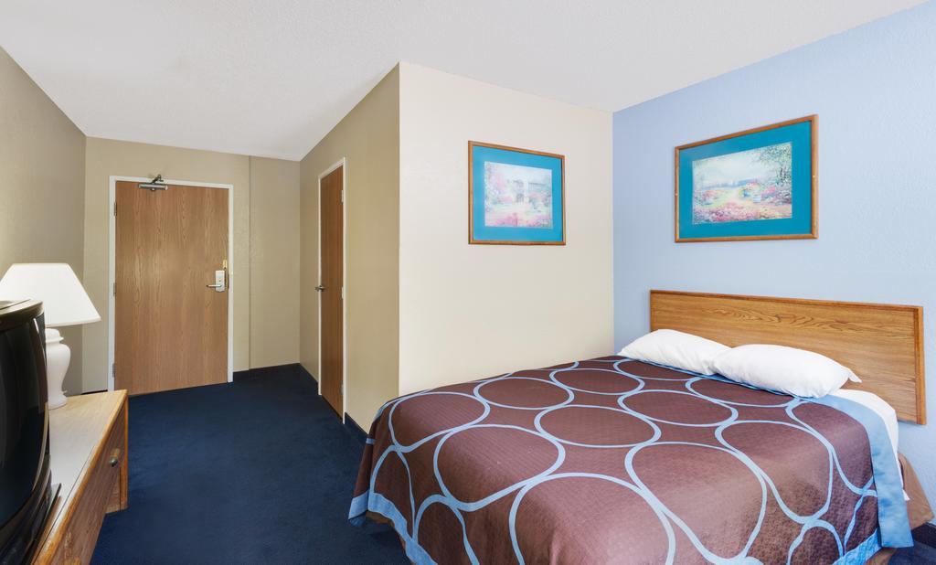 Super 8 By Wyndham Newburgh/West Point Stewart Intl Airport Motel Екстериор снимка
